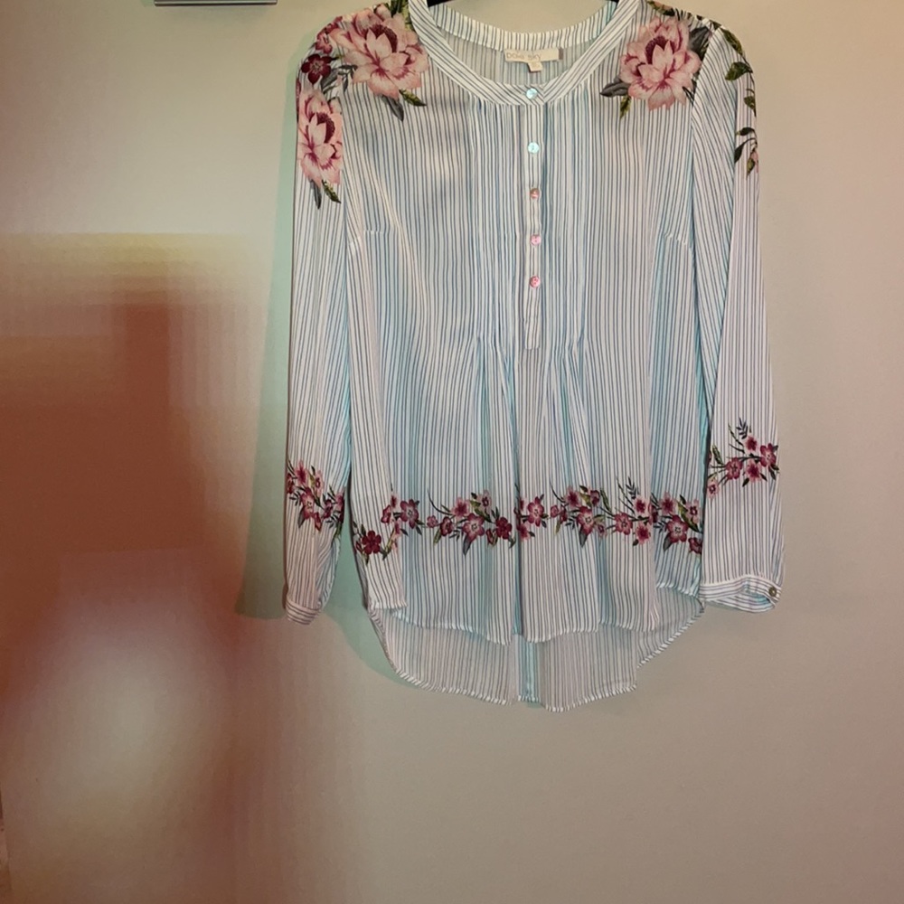 Pale Sky peasant blouse with high/low shirt tail hem - Picture 9 of 10